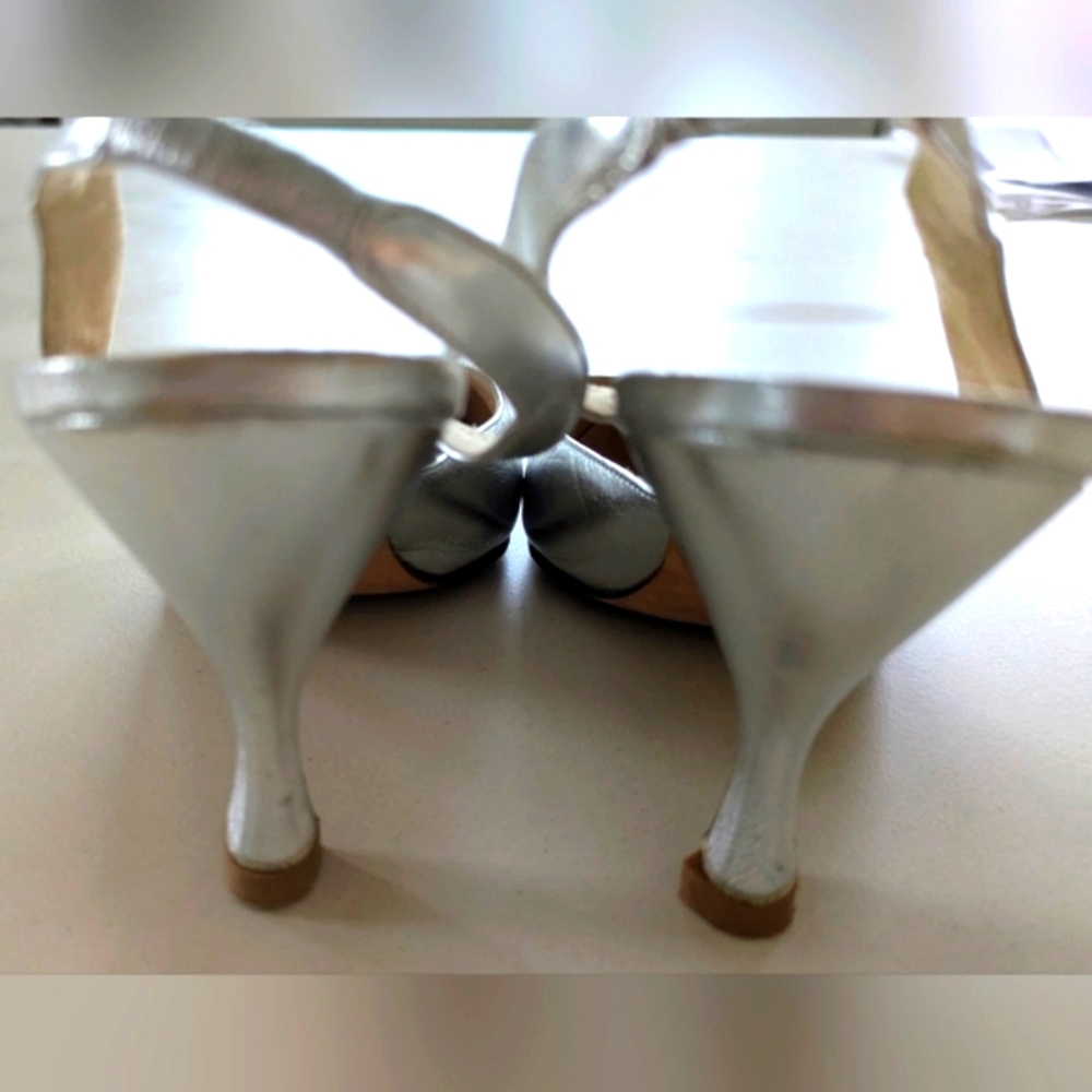 Manolo Blahnik Elegant Silver Women's Heels Size 38.5 - Picture 4 of 6